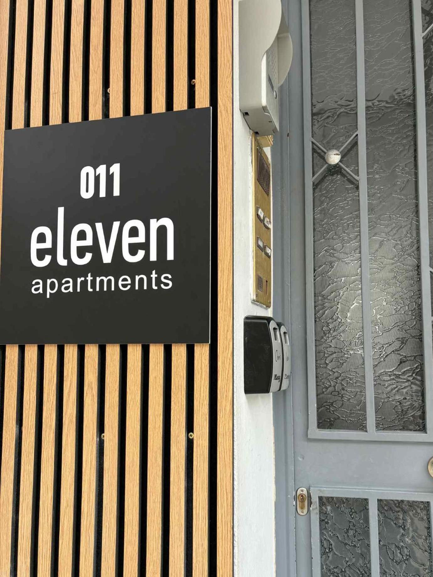 Deluxe Three Bedroom Apartment Terrace Chris